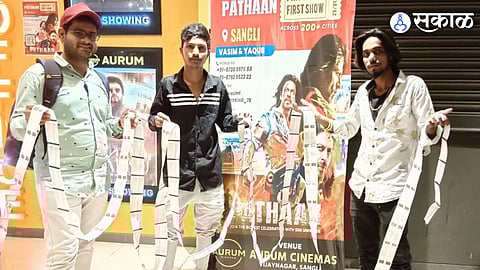 shah rukh khan fan in sangli srk universe book full auditorium theatre for pathaan movie