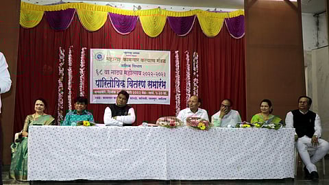 Actor Chinmoy Udgirkar speaking at the prize distribution ceremony of the Maharashtra Workers' Kalyan Mandal Nadya Mahotsav on Tuesday