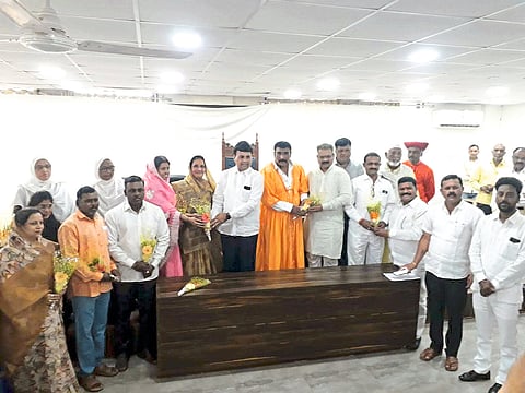 In-charge Mayor Nagsen Borse, former Mayor Chandrakant Sonar while felicitating the newly appointed members of Standing Committee of Dhule Municipal Corporation, as well as Women and Child Welfare Committee