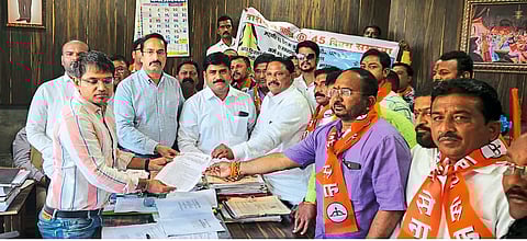 Dhule: Officials and activists of Shiv Sena while giving a statement to Additional Commissioner Nitin Kapadnis regarding corruption in Municipal Corporation and problems in the city