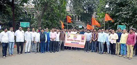 Jalgaon: Farmers gathered to give a statement to Collector Aman Mittal at the Collectorate