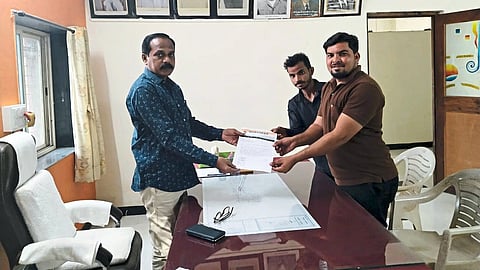Taloda: NCP's Shahada-Taloda Legislative Assembly President Kunal Padvi while giving a statement to engineer Nitin Vasave minus the complaint.