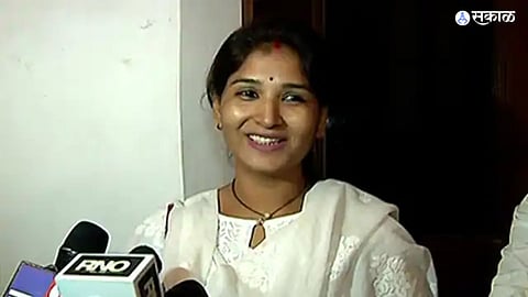 Urfi Javed Chitra wagh controversy Dhananjay Munde wife karuna munde maharashtra politics
