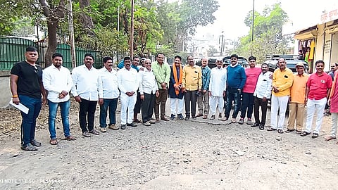 Shiv Sena office bearers, workers and citizens protesting between Datta Mandir and Jakarta Bhavan in the city.