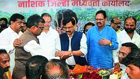MP Sanjay Raut tying Shiv Bandhan to Shiv Sena entrants. Neighbors Baban Gholap, Sunil Bagul, Vijay Karanjkar, Sudhakar Badgujar etc
