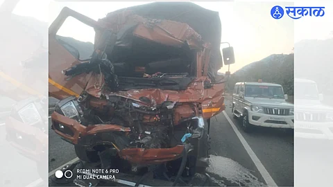 Kondaibari: Truck crushed in an accident on Dhule-Surat National Highway