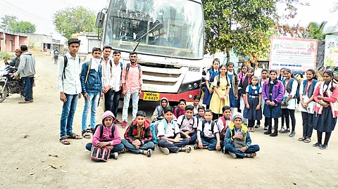 Students and citizens protesting by blocking buses in the village against the chaos of Nandgaon Agar.