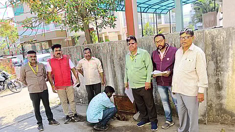 Rajendra More, Deepak Kothmire, Prashant Raut etc. while taking action to cut the tap.