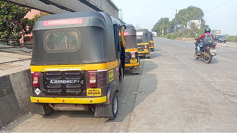 illegal rickshaw stop on palava bridge