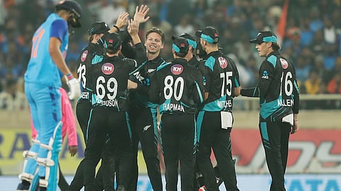 हार्दिक - सूर्याचा अर्ध्यावर मोडला डाव; भारत अडचणीत