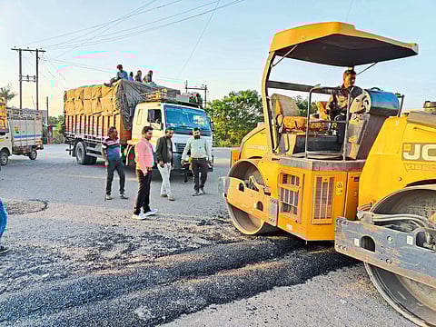 Shahada: Blocking the approach road at Mohida Chauphuli near the city on the Kolda-Khetia road