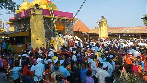 Crowd of devotees to see the temple.