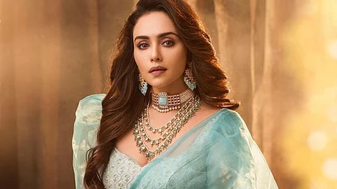 Amruta Khanvilkar won best actress award in maharashtracha favourite kon
