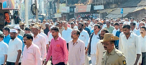 हुतात्म्यांना अभिवादन