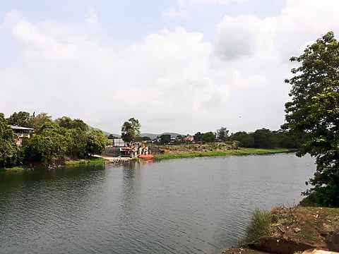 पाताळगंगा नदीत स्फोट घडवून मासेमारी