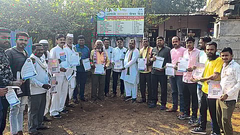 District President of North Maharashtra OBC Division Vijay Raut, office bearers and citizens participated in the 'Haath Se Haath Jodo' initiative of Congress.