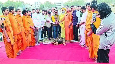 On Monday, MP Dr. Amol Kolhe, Bhakticharandas Maharaj, Aniket Shastri Deshpande, Suresh Kela etc.