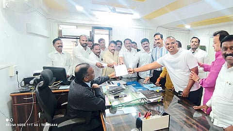 A Shiv Sena office bearer while giving a statement to Resident Deputy Collector Sanjay Gaikwad demanding that the pillar erected by Reliance Jio Company in Dhule city should be investigated and responsibility should be fixed on the concerned