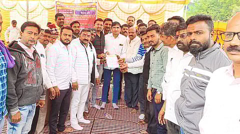 Engineers and employees of Mahavitran while giving statement of demands.