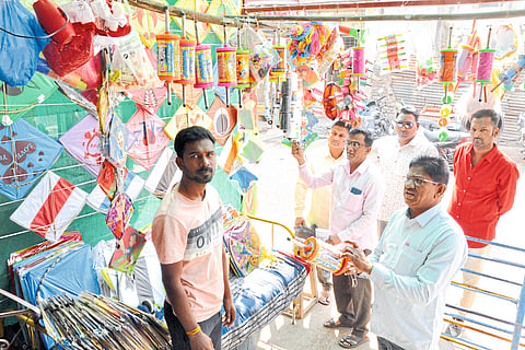 Nandurbar: Health Inspector Ravi Kate while inspecting for action against nylon thread sellers. Neighbors Manoj Pimple, Vishal Kamble etc