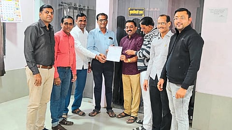 Taloda: City traders giving a statement to Administrative Officer Rajendra Mali.