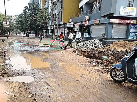Dhule: Work in progress to lay pipeline in front of Santkripa complex in Devpur area under underground sewerage scheme
