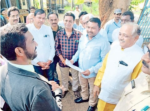 Pachora: While discussing with DRM Kedia regarding various facilities at railway station, Khalil Deshmukh, Adv. Avinash Bhalerao, Sunil Shinde, Ganesh Patil, V. T. Joshi, Nandkumar Sonar, Pappu Rajput etc.