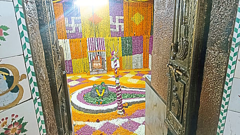 चक्रेश्वराच्या दर्शनासाठी भाविकांची गर्दी