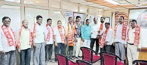 Jalgaon: Shiv Sena Division Chief Vijay Bandal and Shiv Sainik giving a statement to Leader of Opposition Sunil Mahajan regarding road work in Shivaji Nagar