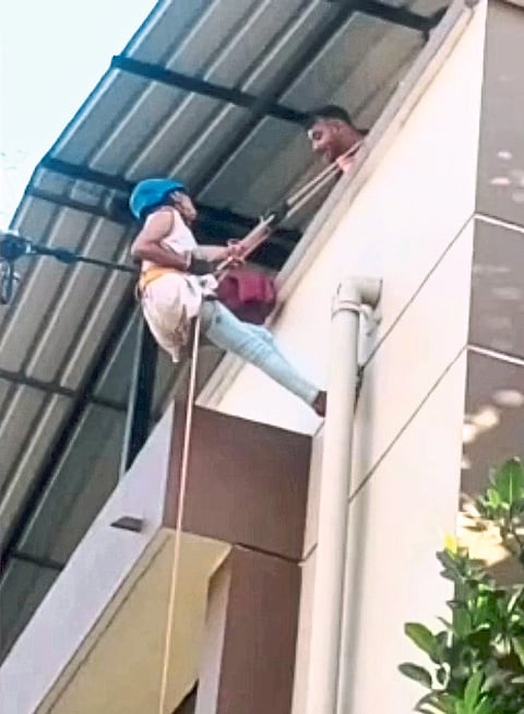 शिवदुर्गतर्फे विद्यार्थ्यांना
‘आर्टिफिशियल वॉल क्लायबिंग’ चे धडे