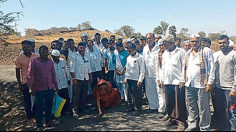 The villagers stopped the work of Vani-Dharambarda, Bhatode road complaining that it was being done poorly.