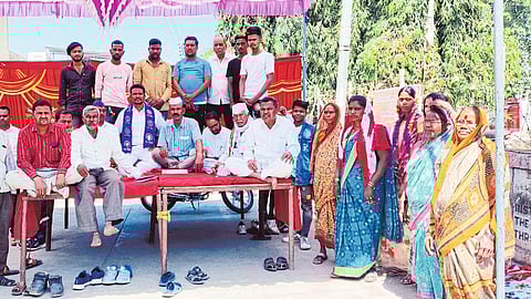 Office bearers and beneficiaries on hunger strike in front of Municipal Council office here.