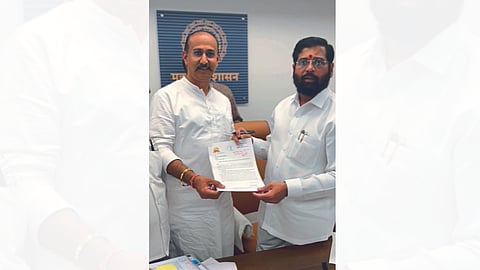 MLA Kunal Patil giving a statement to Chief Minister Eknath Shinde on property tax issue in Dhule demarcation area