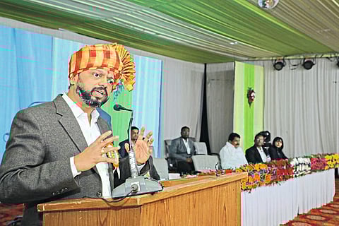 विद्यार्थ्यांनी रोजगारक्षमता निर्माण करावी