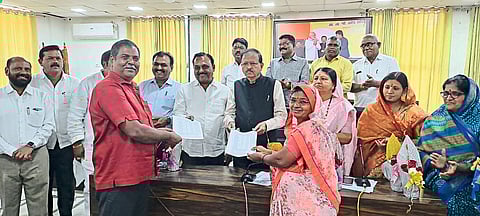 employees in demarcation area in municipal service