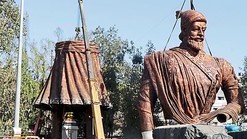 61 feet tall statue being erected at Ashokastambh.