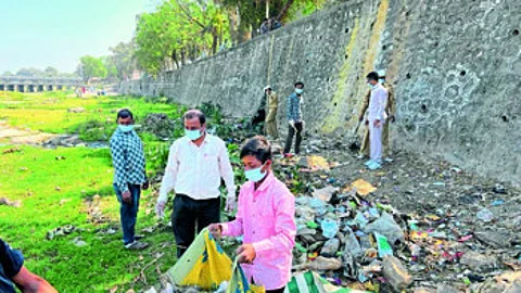 Servants carrying out cleanliness drive by Sant Nirankari Mandal in Dhule Panjra river basin