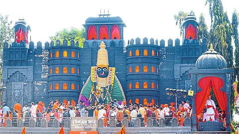 A crowd of Shiva lovers gathered to greet the statue of Chhatrapati Shivaji Maharaj.