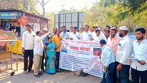 gram sevak protest in front of collector office for wages timely solapur