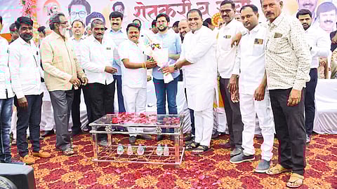 Officials welcoming Thackeray.