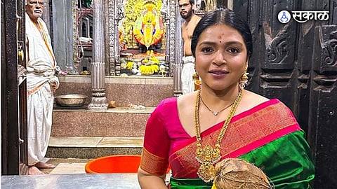 tu chal pudha marathi serial fame actress Deepa Parab chaudhari visit to mahalaxmi ambabai temple kollapur