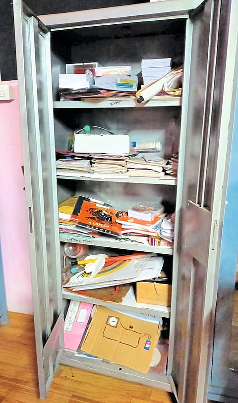 म्हाकवे हायस्कूल मध्ये चोरी : चोरट्यांचा कागदपत्रांवर डल्ला