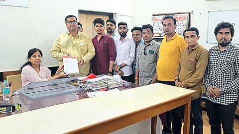 City President of MNS Rakesh Bhamre and office bearers presenting a statement to Additional Collector Maya Patole.