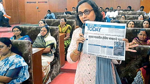 Councilor Shuchita Hada while showing the news in 'Sakaal' to the hall.