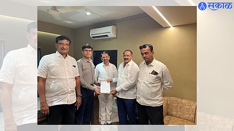 Jalgaon: Gulabrao Deokar while resigning from the post of District Bank President and Shyamkant Sonwane while resigning from the post of Vice President along with Executive Director of District Bank Jitendra Deshmukh, Former Bank Director Valmik Patil, Purushottam Patil
