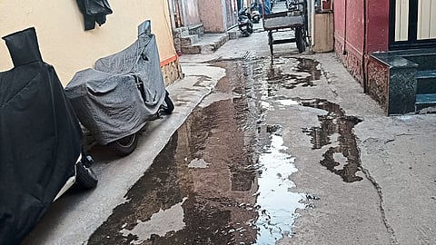 Sewage flowing in front of citizens houses in Mahatma Phule Chowk area