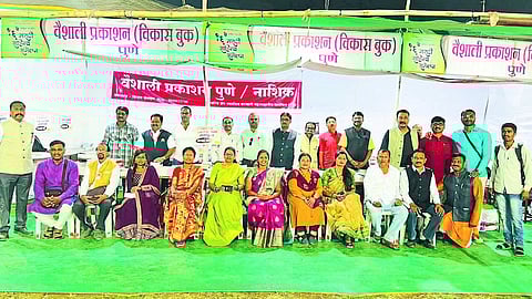 A. Bh. Nashikkar literati along with Vilas Potdar, Rajendra Ugle gathered at the stall of Vaishali Prakashan at the Marathi Sahitya Sammelan venue