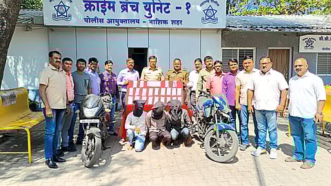 City Crime Branch Deputy Commissioner Prashant Bachhav along with four suspects of mobile snatching