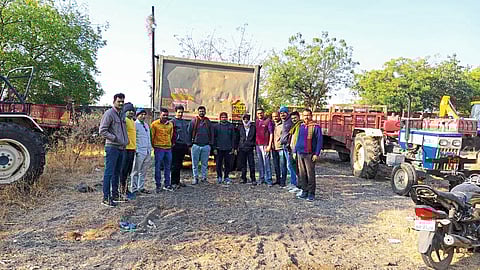 Amalner: Revenue officers and employees taking action against vehicles transporting illegal sand