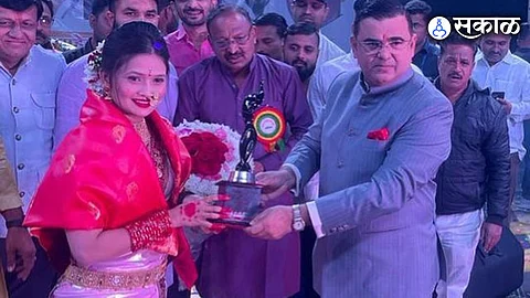 Gautami Patil honored khandesh kanya award by jaykumar rawal